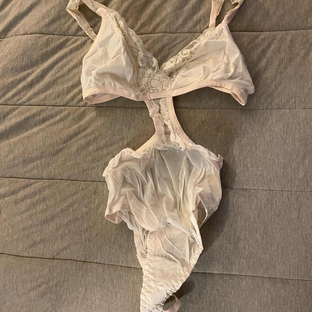 We Are HAH Key To Ur Heart Bodysuit in La Crème xs - Picture 6 of 14